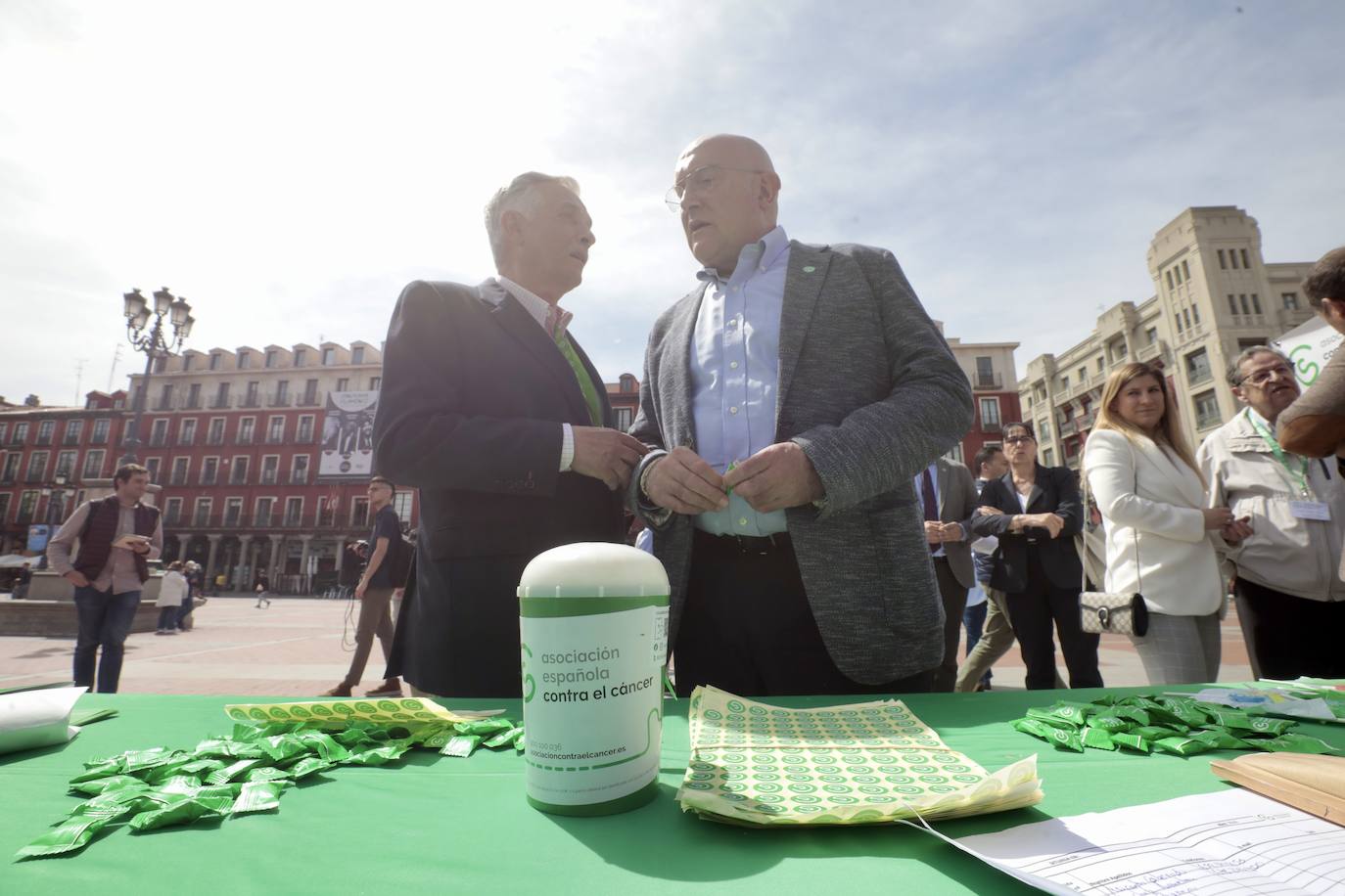 Artemio Domínguez y Jesús Julio Carnero conversan en la mesa de la Plaza Mayor.