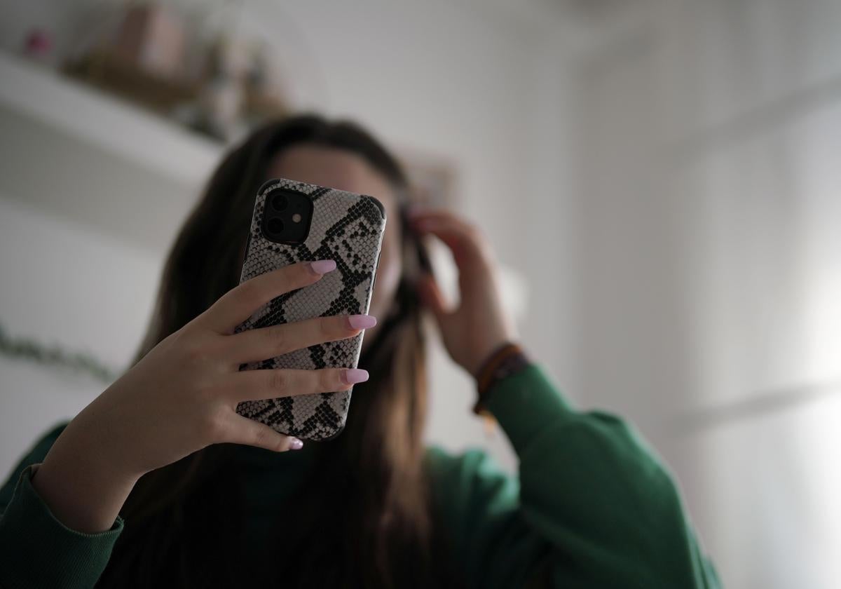 Una adolescente usa su teléfono móvil, en una imagen de archivo.