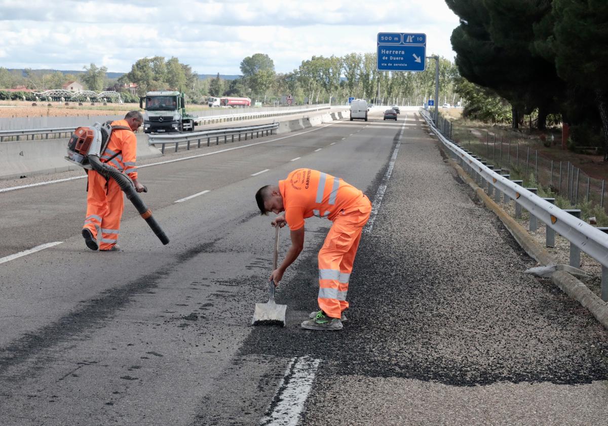 Imagen de archivo de operarios trabajando en la A-601 dirección Segovia.
