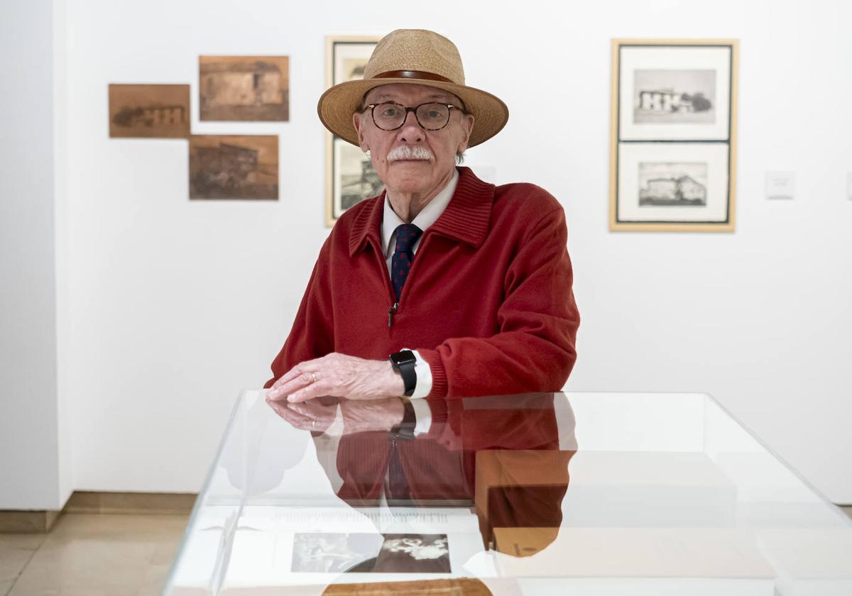 Santiago Estévez, en la sala del Palacio de Pimentel, entre sus obras.