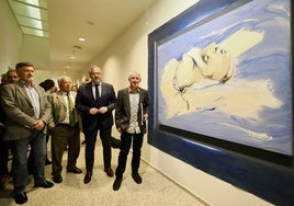 Luis Moro, junto al lienzo 'Santa Catalina de Alejandría', acompañado por Carlos Pollán, presidente de las Cortes de Castilla y León, y Gonzalo Santonja, consejero de Cultura y Turismo.