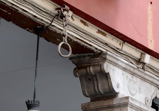 Argolla situada en la esquina con Platería que alimenta la leyenda.