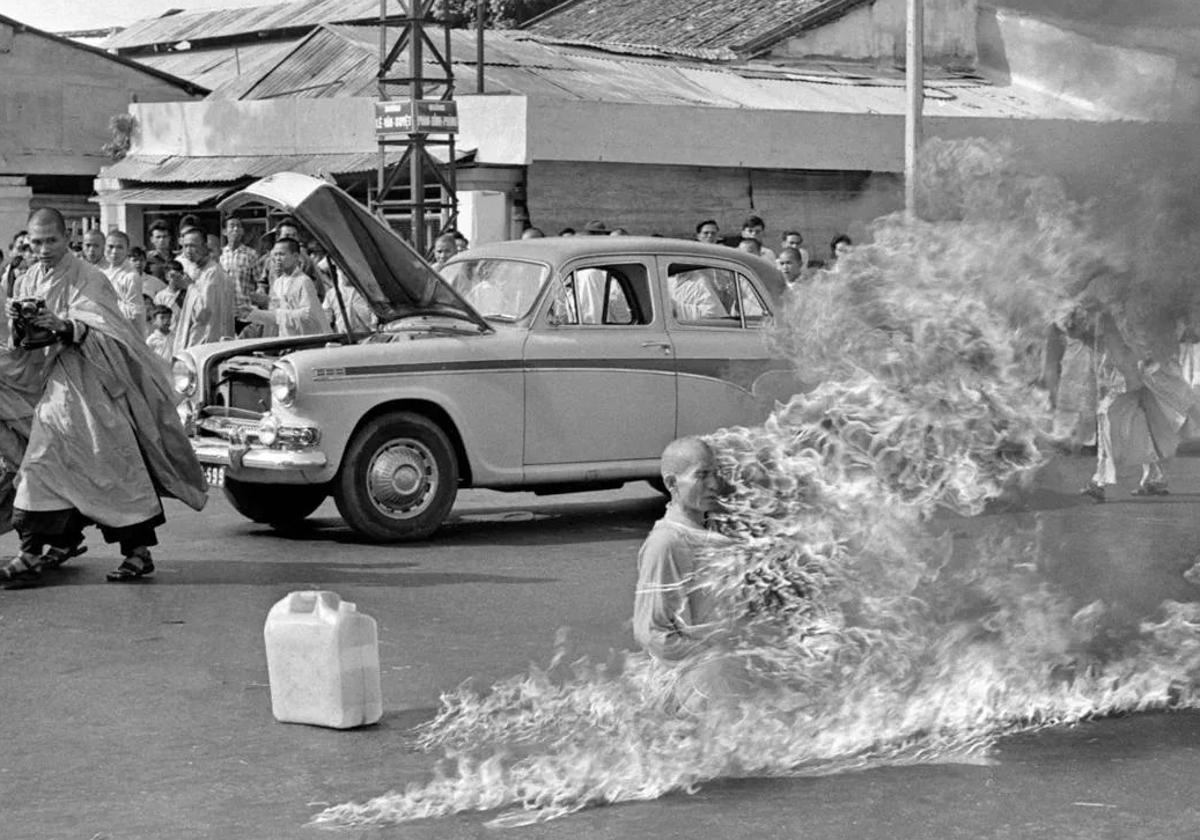 Fotografiá de un monje budista quemándose en Saigon en 1963. Aquí se encuentra el origen de la expresión quemarse a lo bonzo.