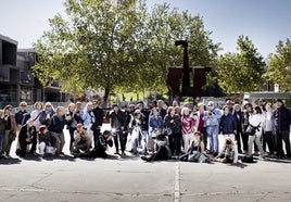 El grupo de Facebook Descubriendo Valladolid tiene más de 20.000 seguidores y una vez al mes organiza una quedada presencial para tomar fotografías de distintos escenarios de la ciudad. Aquí, en la plaza del biólogo José Antonio Valverde, en Pajarillos.