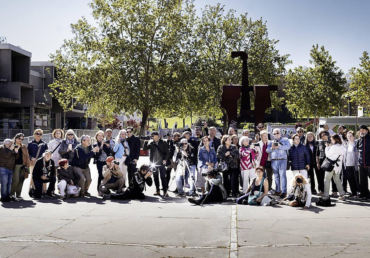 El grupo de Facebook Descubriendo Valladolid tiene más de 20.000 seguidores y una vez al mes organiza una quedada presencial para tomar fotografías de distintos escenarios de la ciudad. Aquí, en la plaza del biólogo José Antonio Valverde, en Pajarillos.