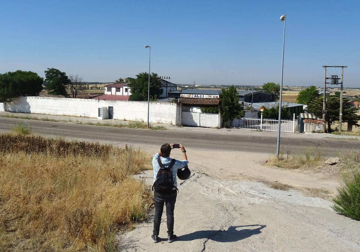 Exterior del antiguo Mesón la Tía Pepa, situado al borde de la Nacional 122, en La Cistérniga.