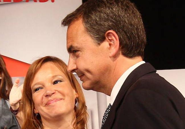 Leire Pajín y Zapatero en una imagen de archivo de un acto electoral del PSOE.