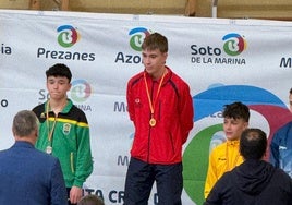 Héctor Anderson recibiendo la medalla de oro en kata