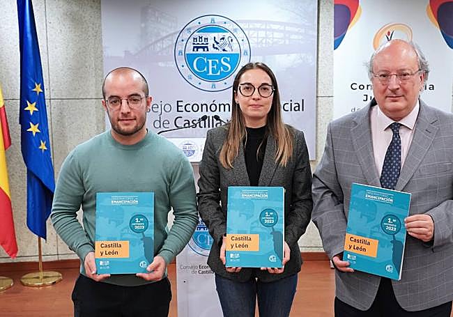 El presidente del CES, Enrique Cabero, junto al vicepresidente y la presidenta de los Consejos de la Juventud de España y de Castilla y León, Juan A. Báez y Sandra Ámez.