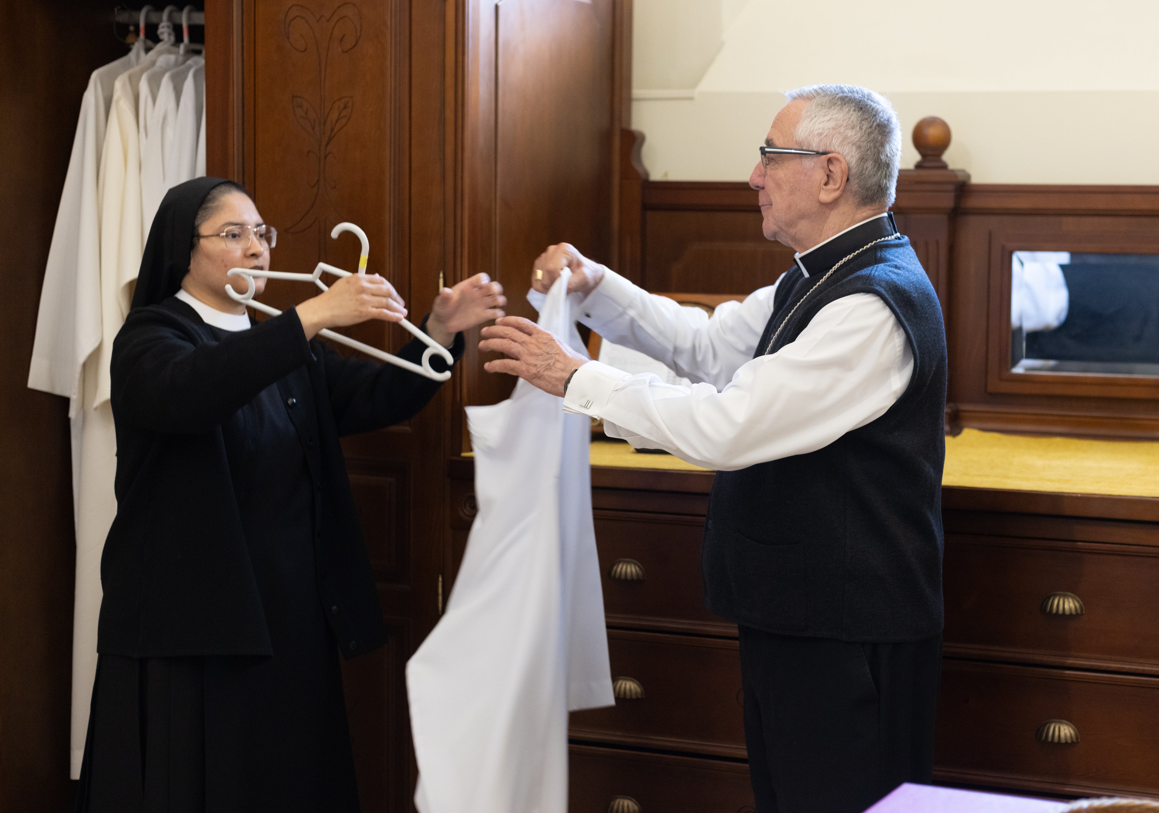 Manuel Sánchez Monge, obispo emérito de Santander, antes de celebrar misa en el Santuario de la Gran Promesa.