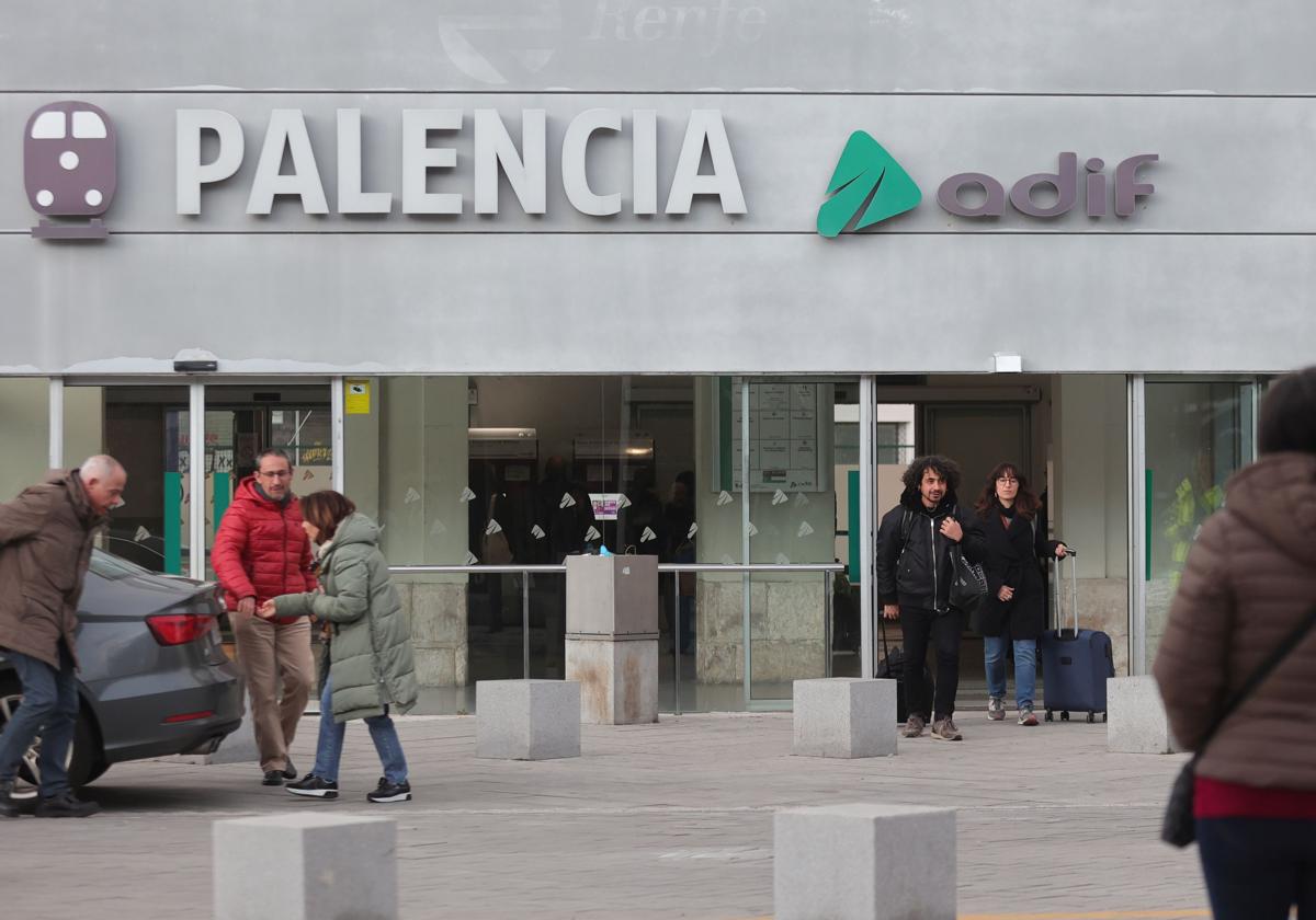 Pasajeros en la estación de trenes de Palencia, en una imagen de archivo.