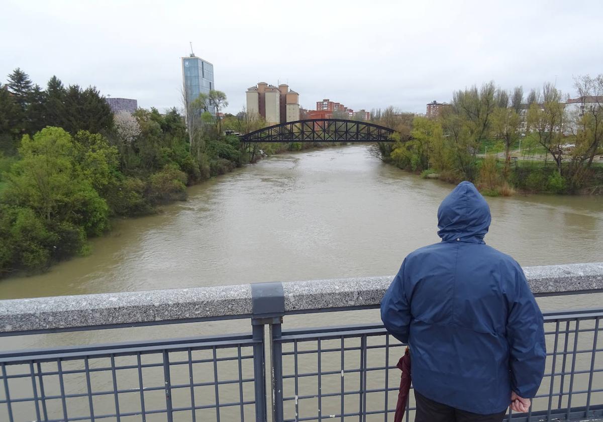 El río Pisuerga a su paso por Valladolid.