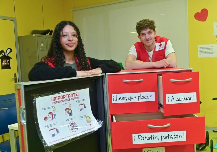 Leticia Pina y Mario González, voluntarios de Cruz Roja Juventud en el programa de atención a menores hospitalizados.