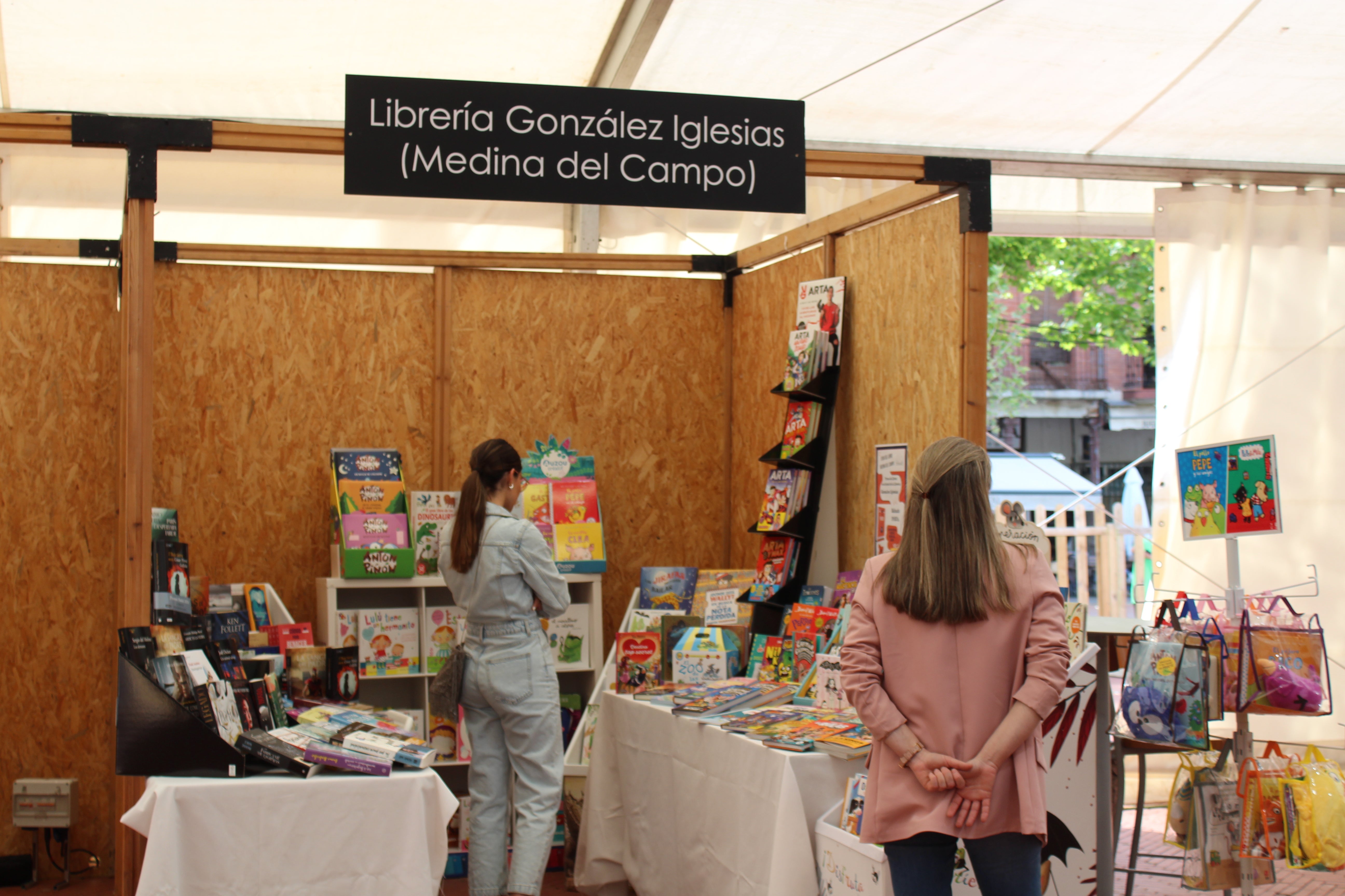 Expositores de la Feria del Libro de Medina del Campo