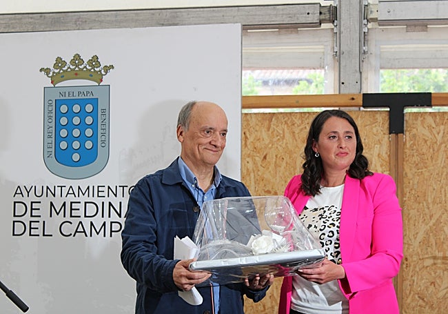 Patricia Carreño entregando un obsequio al escritor vallisoletano