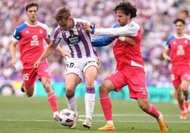 Arnu trata de progresa con el balón controlado ante la presión del espanyolista Cabrera.