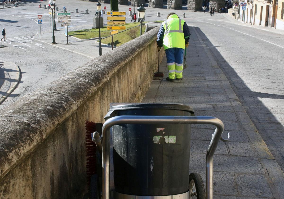 Un trabajador de FCC realiza labores de limpieza en la ciudad.