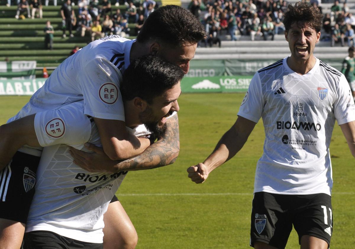 Celebración de uno de los goles ante el Cacereño en una mañana que para muchos jugadores gimnásticos fue un punto de inflexión.