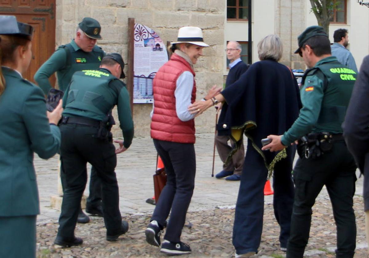 La Infanta Elena conversa con la Guardia Civil, este sábado en Ampudia.