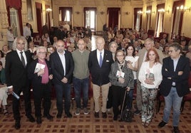 Autores, familiares y compañeros de José Luis Lera, durante la presentación de la obra.