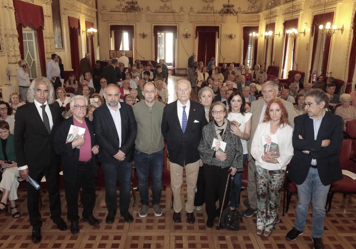 Autores, familiares y compañeros de José Luis Lera, durante la presentación de la obra.