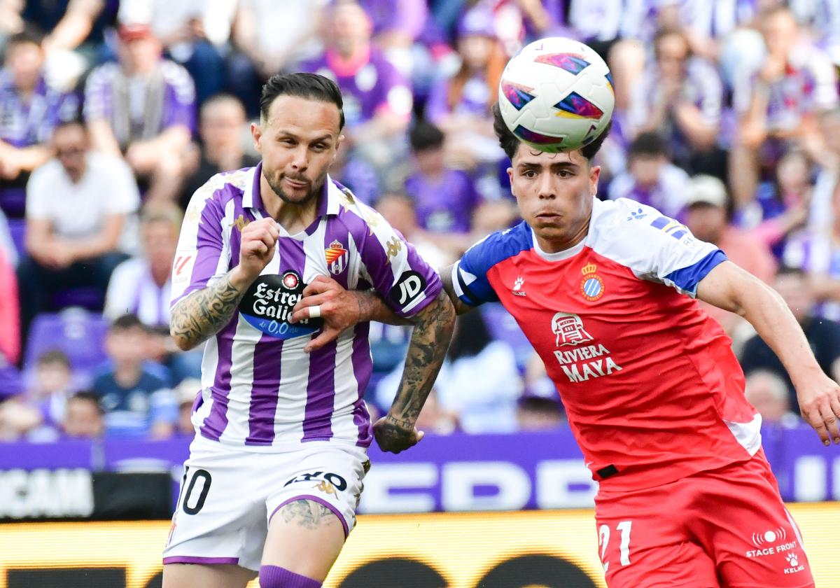 Iván Sánchez pugna por el balón con un rival perico.