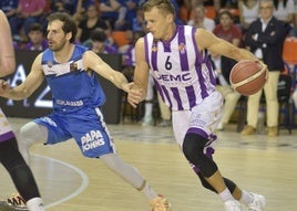 Puidet progresa con el balón ante un rival del Fuenlabrada.