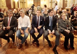 Los galardonados con los trofeos San Pedro Regalado, en el salón de recepciones.