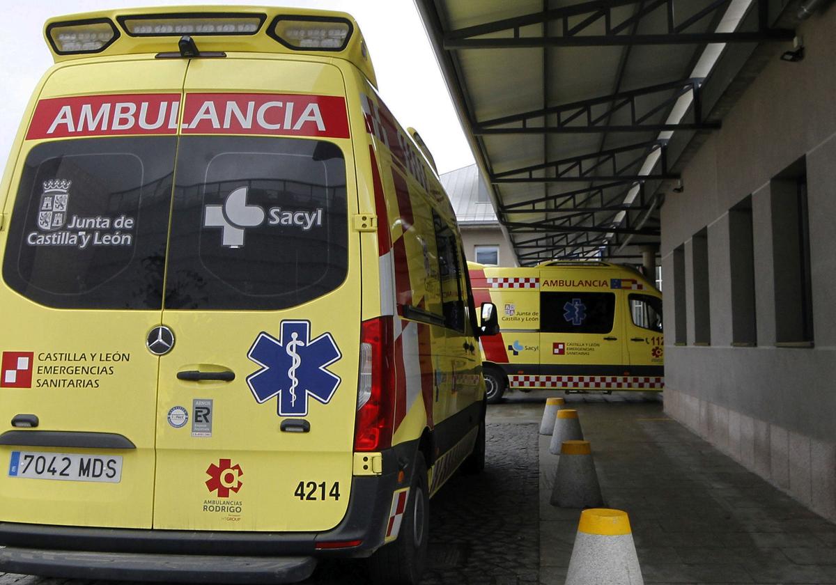 Dos ambulancias en el acceso a Urgencias.