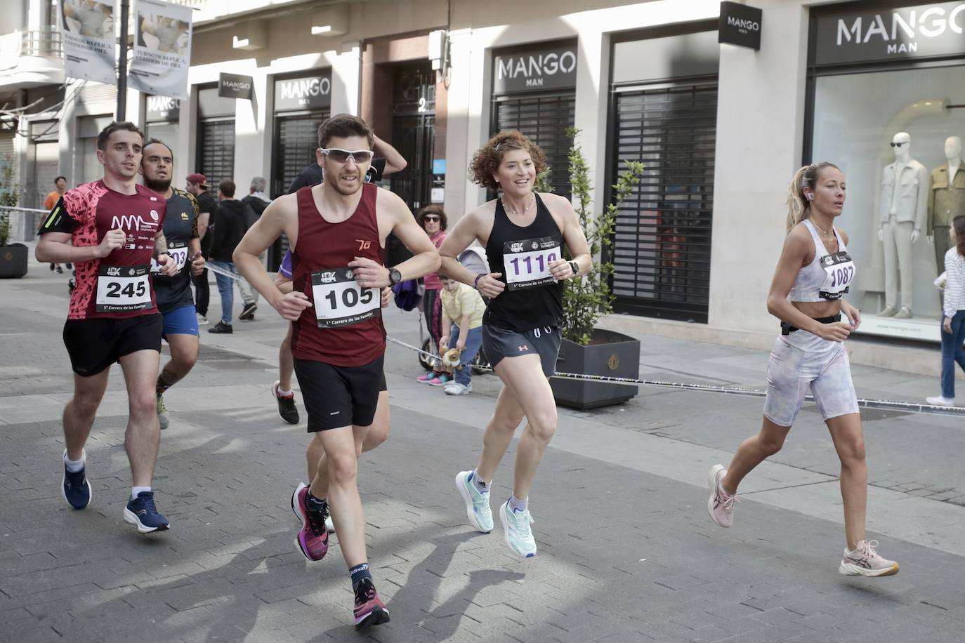 Un millar de participantes se suma a la I Carrera de las Familias de Valladolid (1/2)