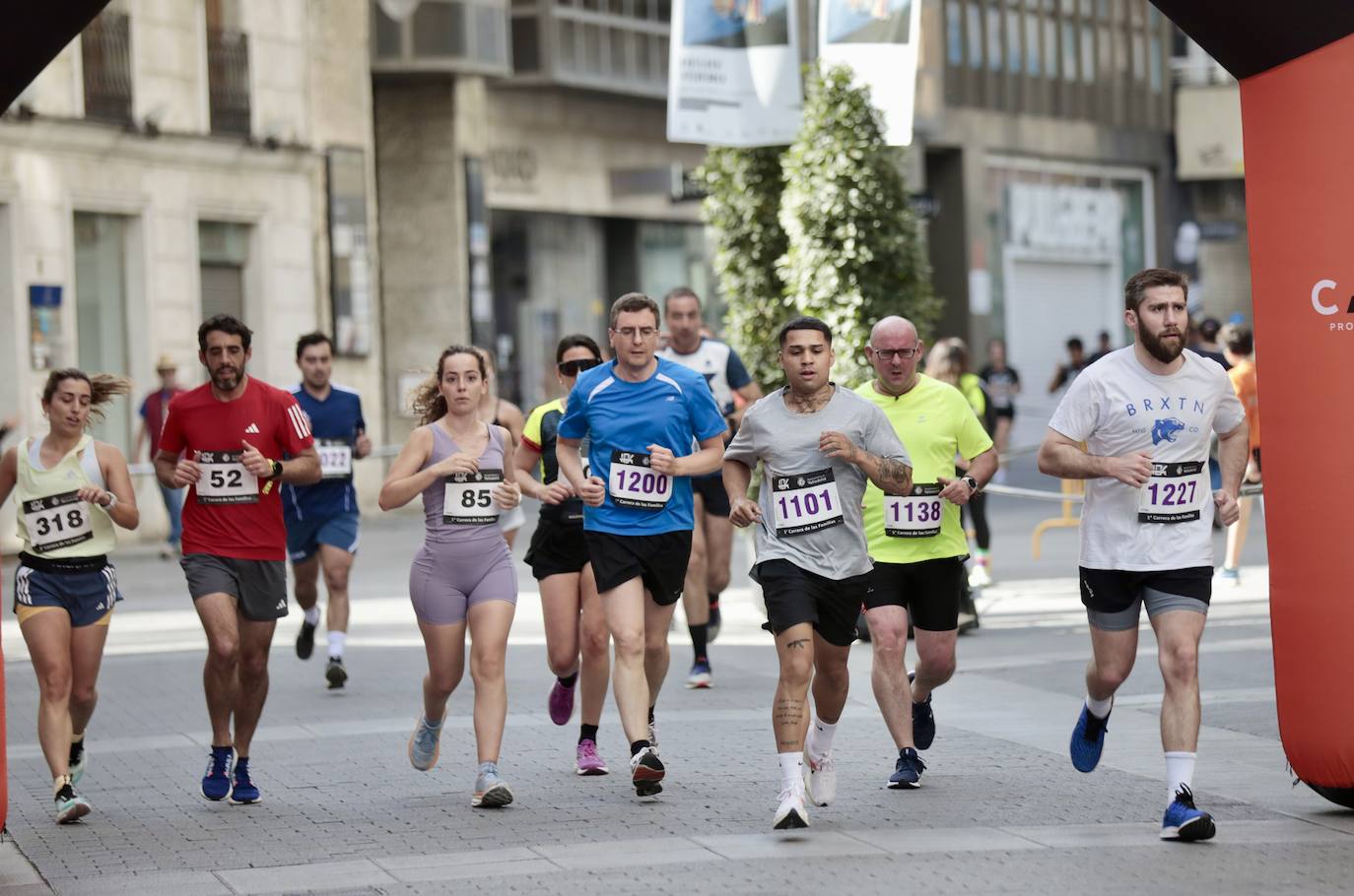 Un millar de participantes se suma a la I Carrera de las Familias de Valladolid (1/2)