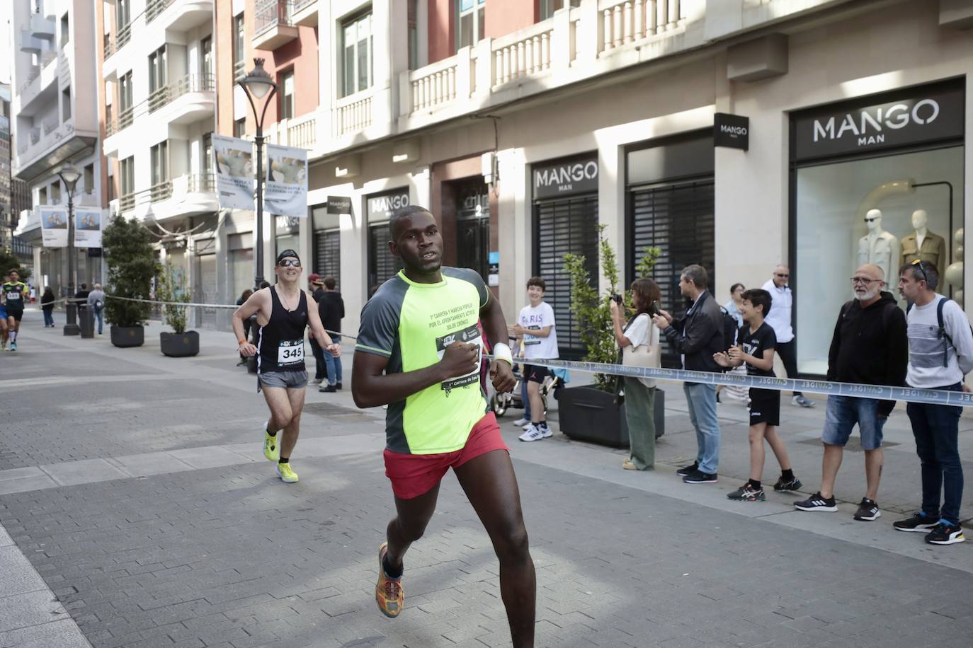 Un millar de participantes se suma a la I Carrera de las Familias de Valladolid (2/2)