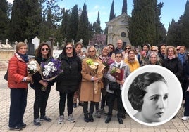 Acto de la UPP en recuerdo de Margarita Ferreras en el cementerio y detalle de la imagen de la poeta zamorana.