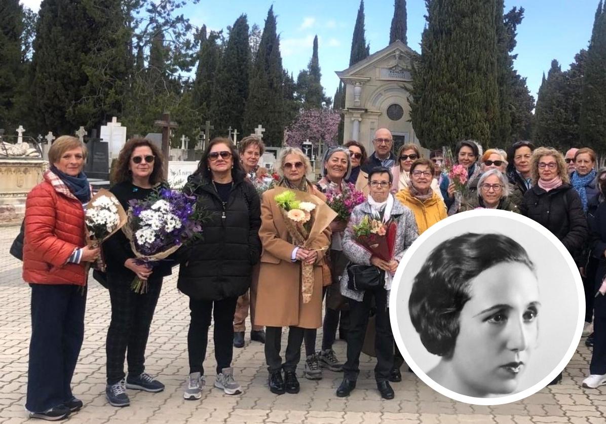 Acto de la UPP en recuerdo de Margarita Ferreras en el cementerio y detalle de la imagen de la poeta zamorana.