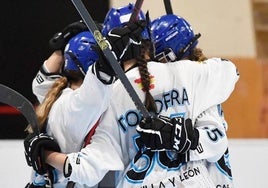 Las jugadoras del Munia Panteras celebran el título.