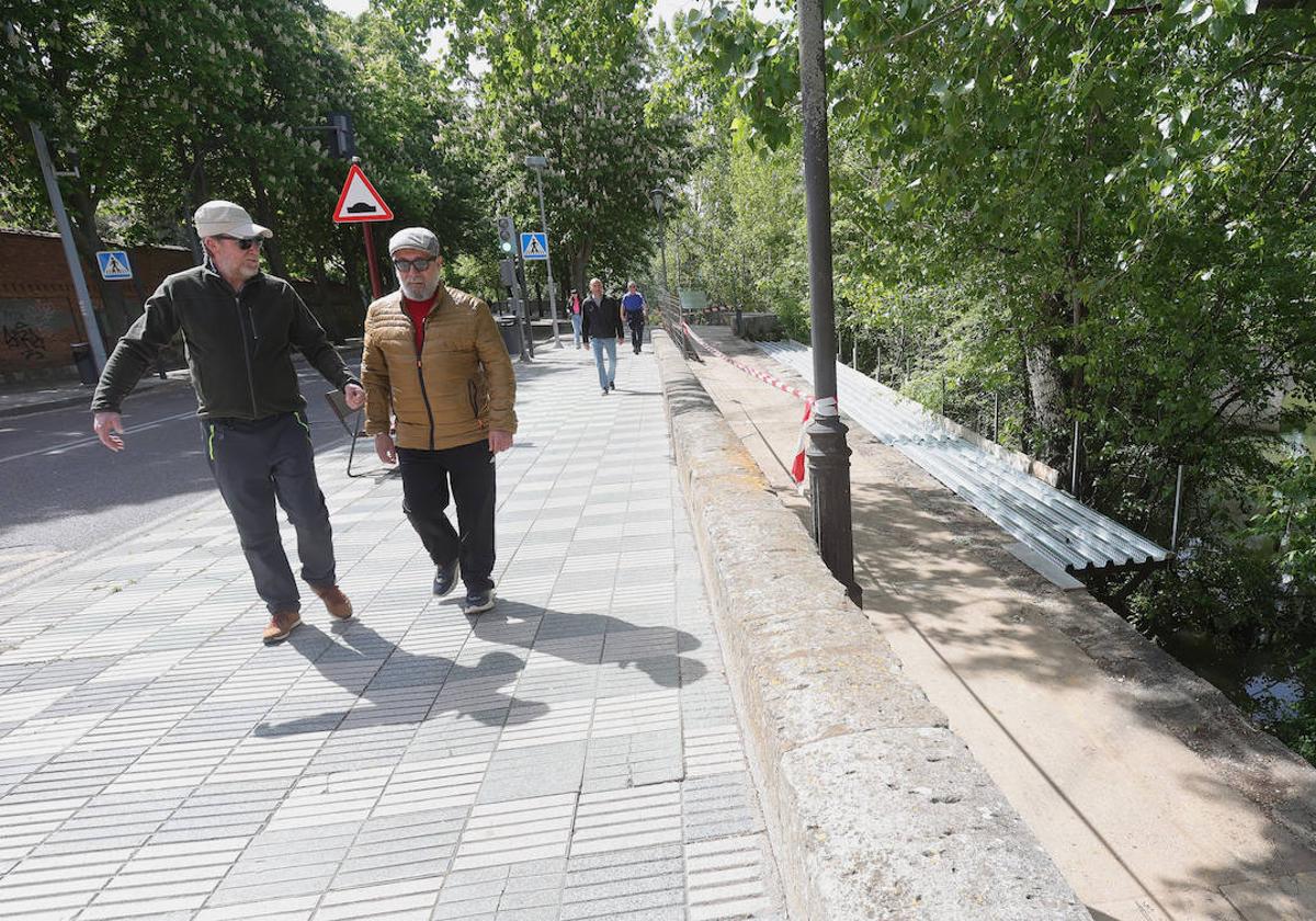 Estructura metálica junto a una de las rampas de Puentecillas para ensancharla y facilitar el paso de peatones y bicicletas.