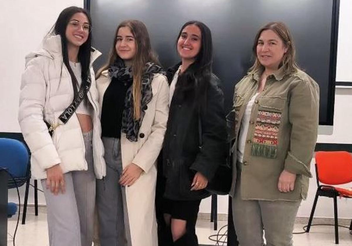 Las reinas de las fiestas de Íscar (izquierda), Yaiza Mendoza, Ana Martín y Laura Gamarra, junto a la concejala de Cultura.