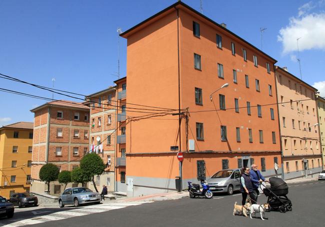 Varias personas pasean por el barrio de San José.