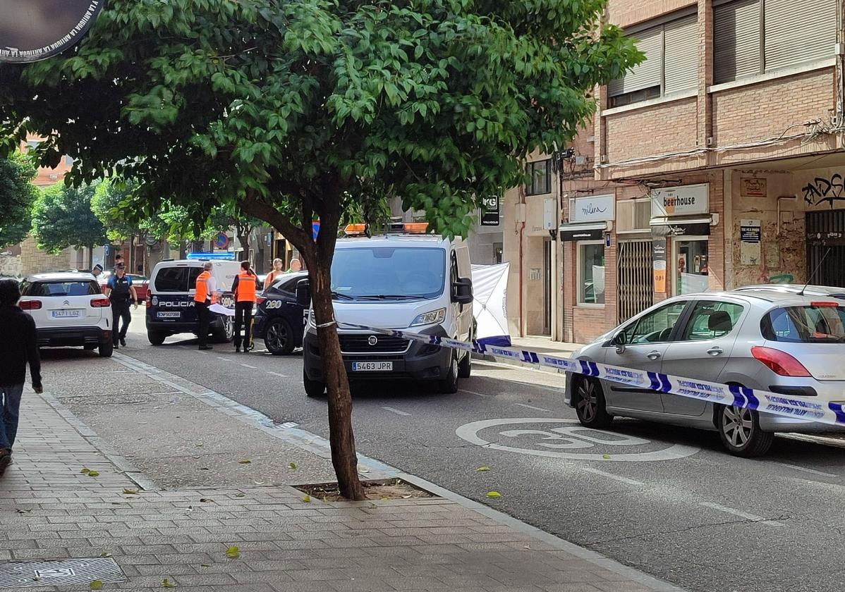 Policía Nacional y Municipal, junto con los servicios forenses, este lunes en la calle Paraíso.