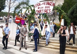 Los quintos portan la imagen de la Virgen de los Mártires, este lunes.