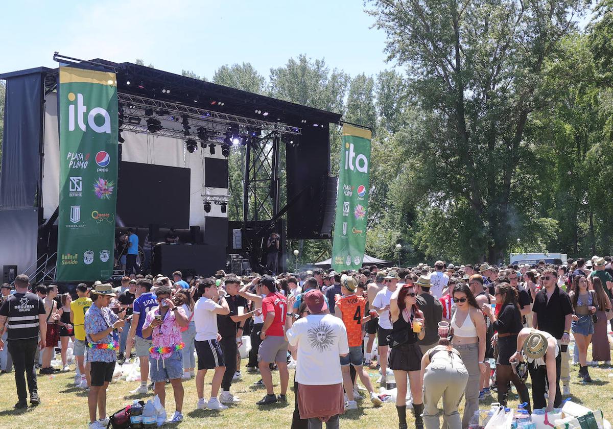 Jóvenes ante el escenario en la Fiesta de ITA.