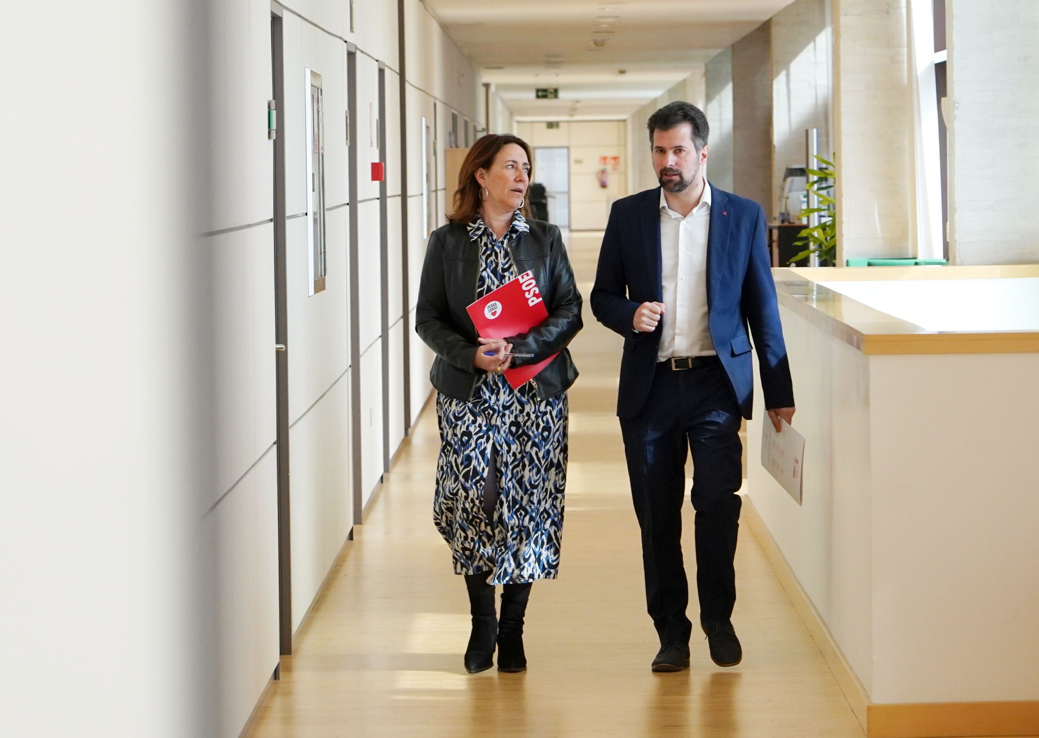 Rosa Rubio y Luis Tudanca (PSOE), en el pasillo del Grupo Parlamentario Socialista en las Cortes de Castilla y León.