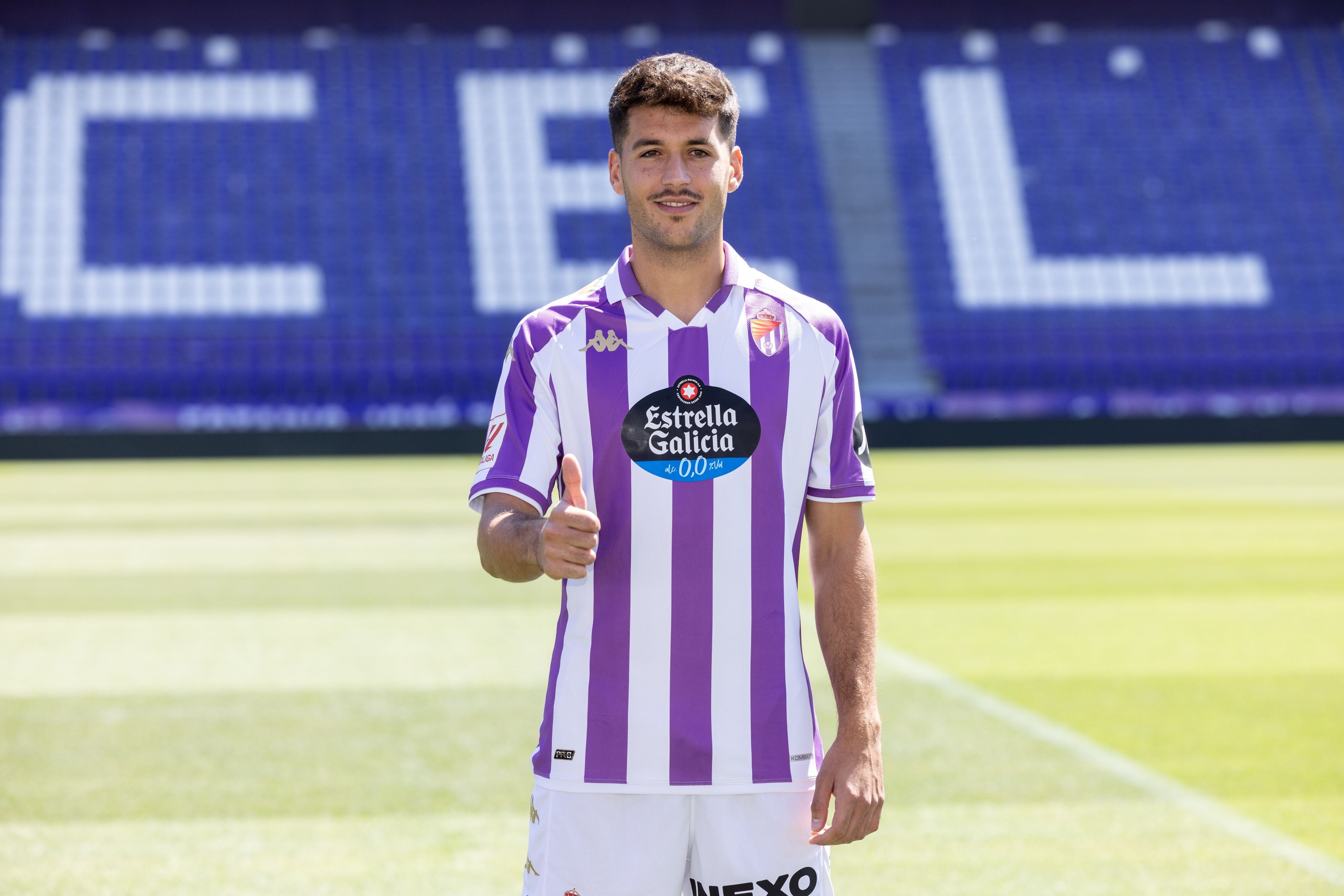 El futbolista Víctor Meseguer en el día de su presentación con el Real Valladolid.