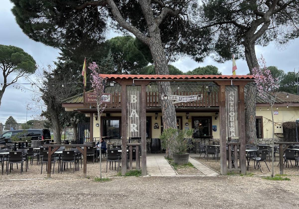 Edificio y terraza del bar del área recreativa Francisco Pino, en el Pinar de Antequera.