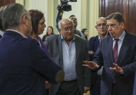 El ministro de Agricultura, Pesca y Alimentación, Luis Planas, con representantes de las organizaciones agrarias en una de las muchas reunones que ha manenido este año con ellos.