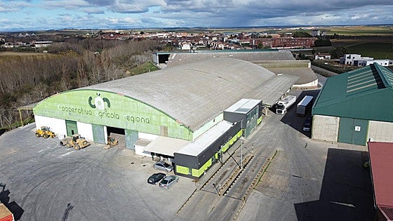 CAR comercializa la producción de los agricultores y les proporciona, junto a los ganaderos, cualquier material que precisen