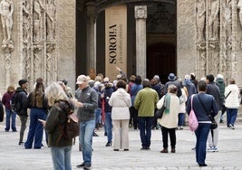 Turistas frente al Museo Nacional de Escultura de Valladolid, en una imagen de archivo.
