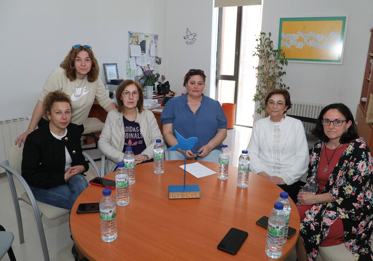 La presidenta de la asociación, Pilar Fernández, segunda por la derecha, acompañada de las pacientes Cristina, Elena, Teresa, Sandra y Sonia.