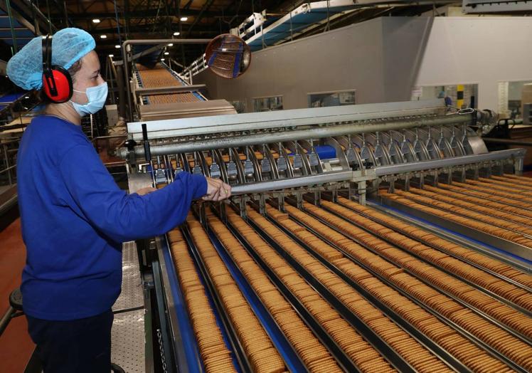 Una trabajadora de Gullón, en la fábrica.