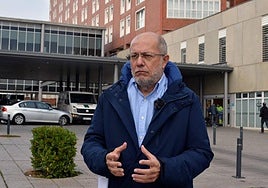 Francisco Igea, frente a la puerta del hospital Río Carrión de Palencia.